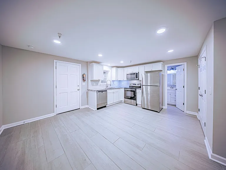Victorian Village Apartments — Photo 4