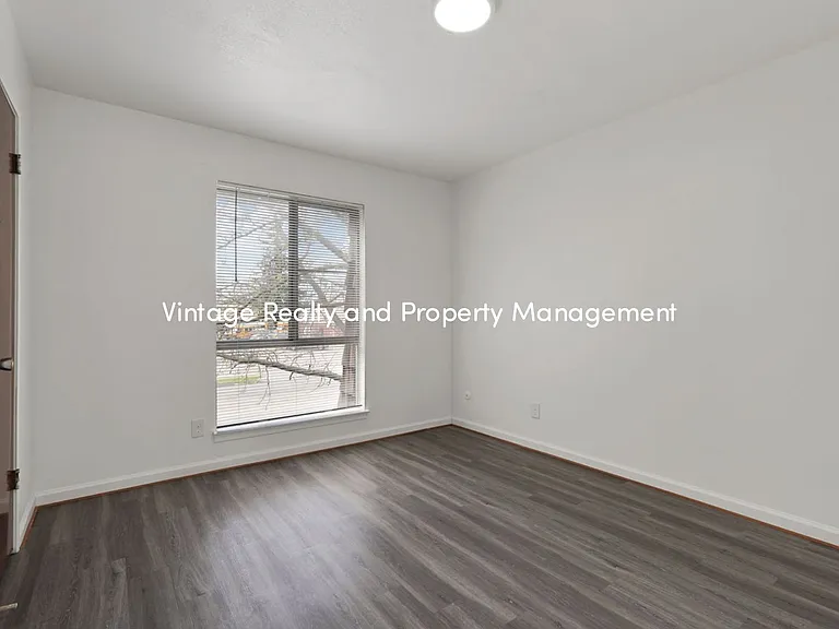 110 E Grove St — Photo 38