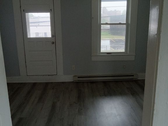 4th image of 2631 Peach St #6