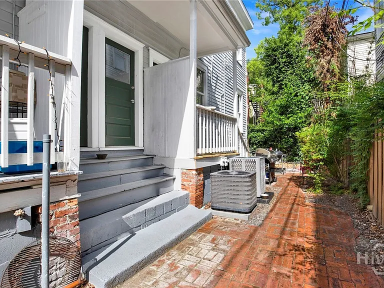 114 W Waldburg St — Photo 34