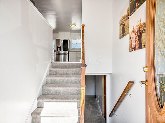 3rd image of 1861 Shoshone Dr