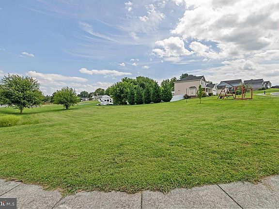 5th image of 325 Rustic Ave
