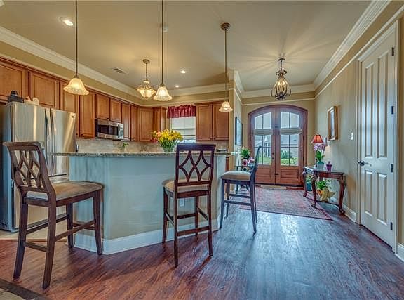 5th image of 625 Lakeshore Village Dr