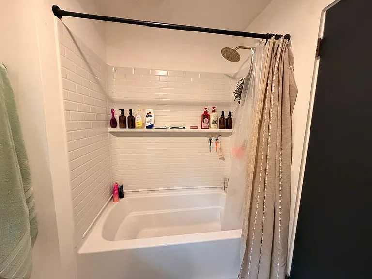 Newly renovated shower/bathtub