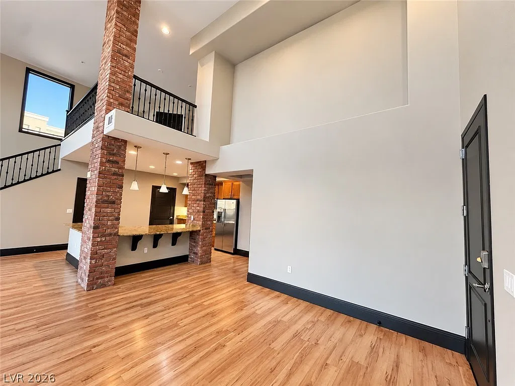 1 bed, 2.0 bath, 1370 sqft, $2,200 — Photo 4
