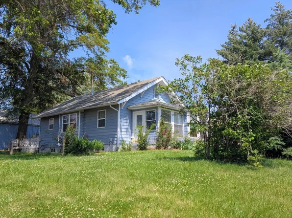 105 S Fairview St, Exira, IA 50076