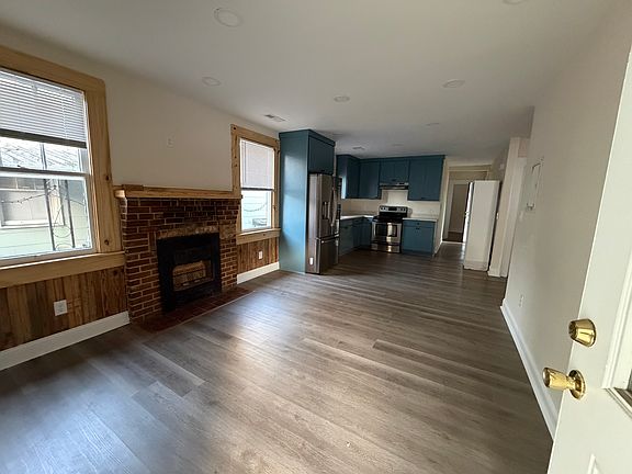 2nd image of 1909 Calvert St