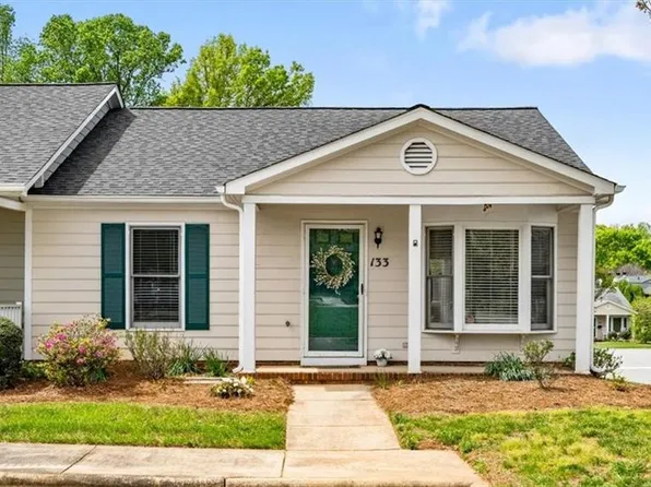 814 Guilford College Rd APT 133, Greensboro, NC 27409