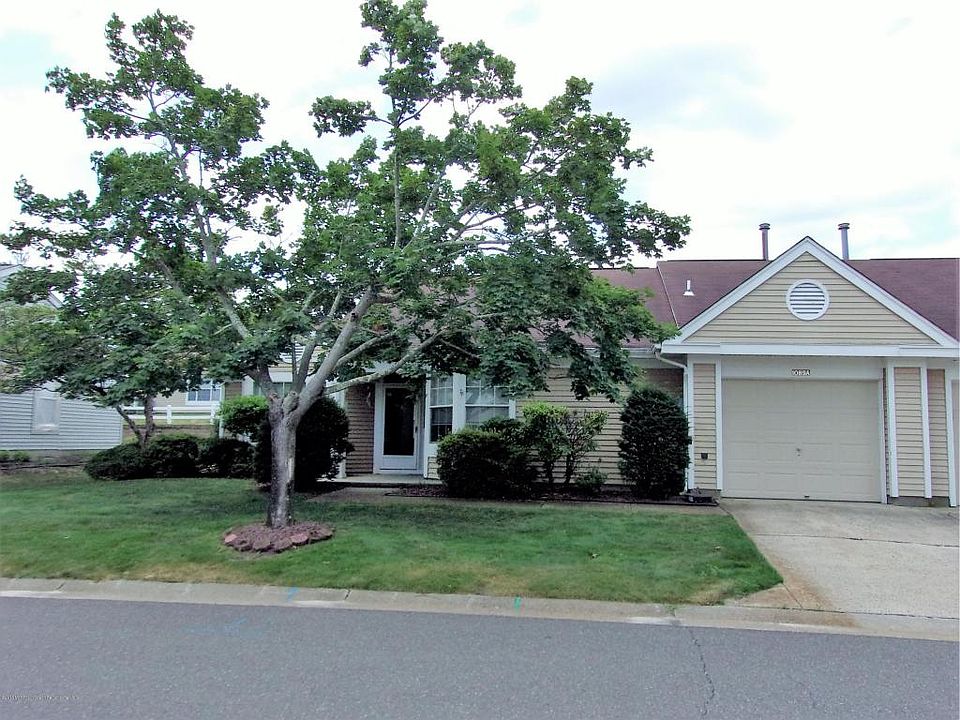 1st image of 1089A Canterbury Dr