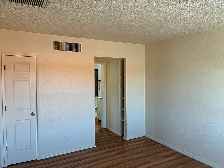 923 N Swan Rd — Photo 6