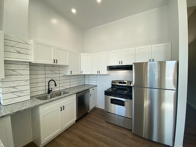430 Adelaide St N — Photo 3