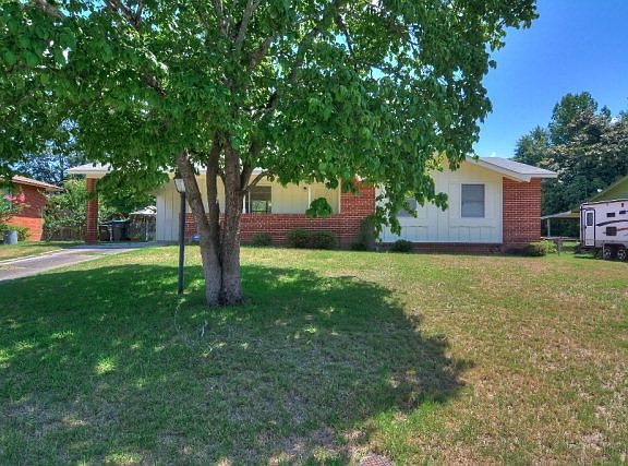 3rd image of 1722 Sandalwood Dr