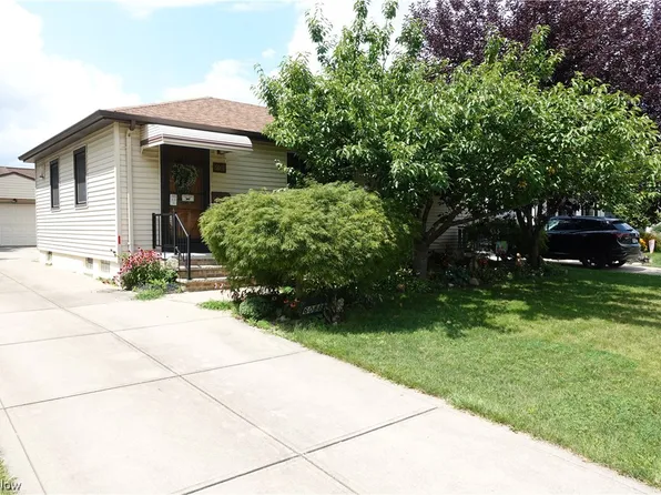 6088 Pickway Dr, Brookpark, OH 44142