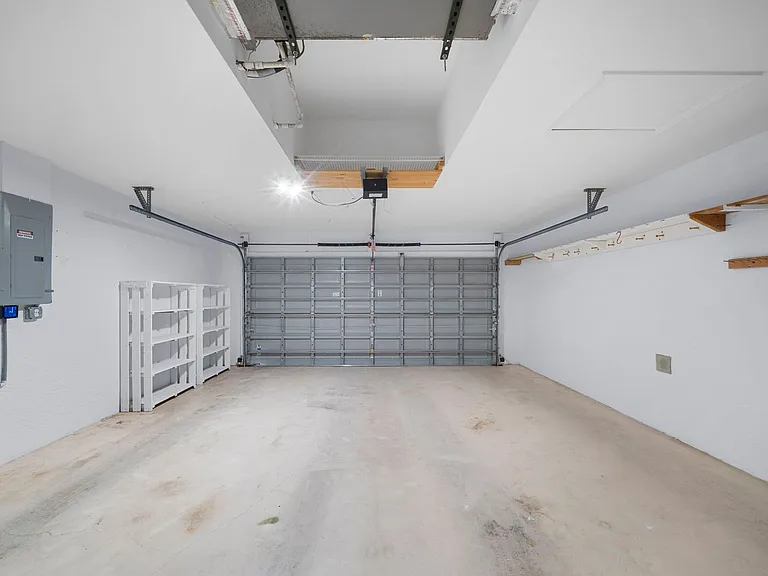 15624 Sunny Crest Ln — Photo 29