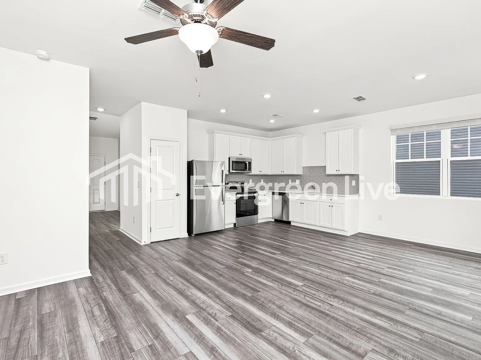 3 bed, 2.5 bath, 1421 sqft, $1,595 — Photo 2