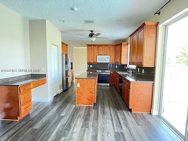 558 Stonemont Dr — Photo 3