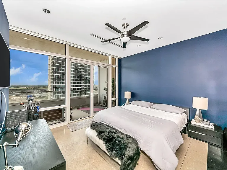 2430 Victory Park Ln #1802 — Photo 15