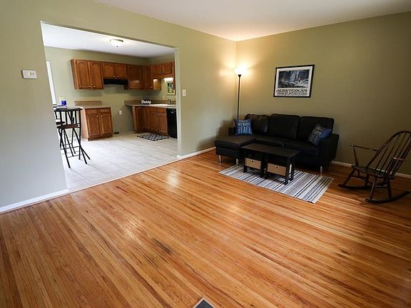 5th image of 61 Westwood Dr