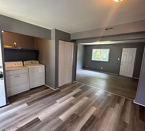 5th image of 33118 Alberta St