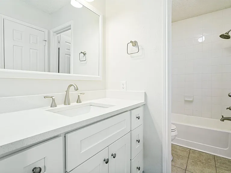 536 Clover Dr — Photo 7
