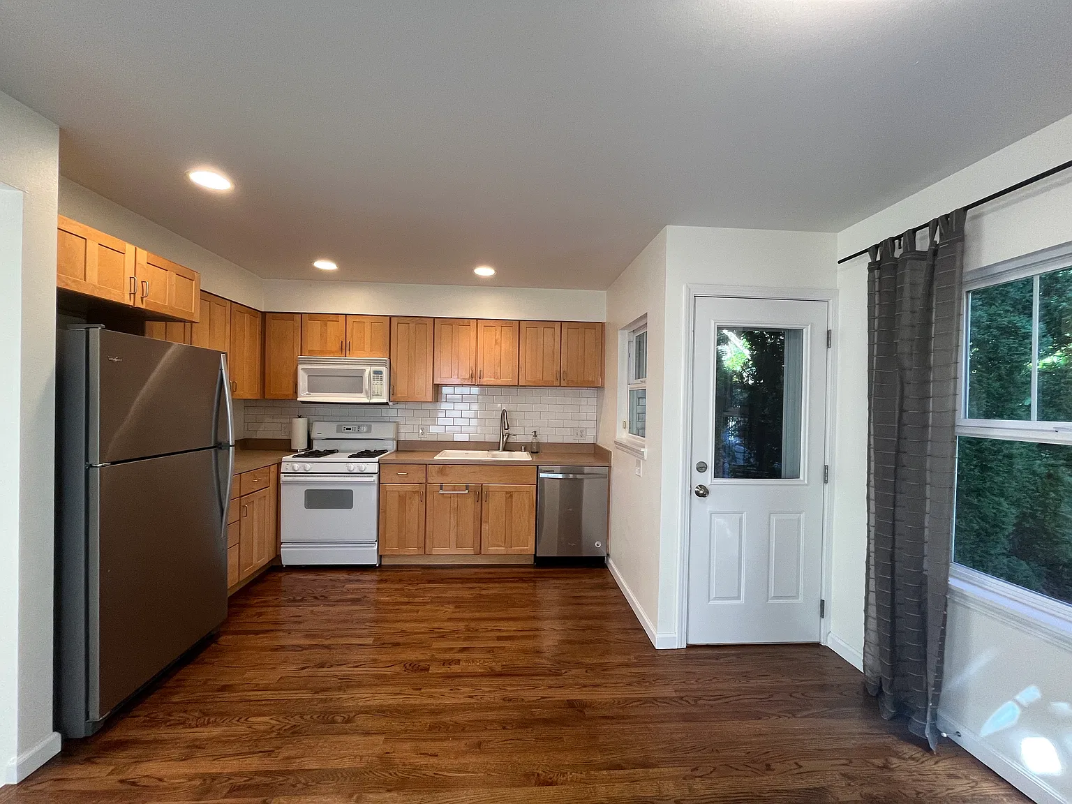 2 bed, 1.5 bath, 1200 sqft, $3,200 — Photo 3