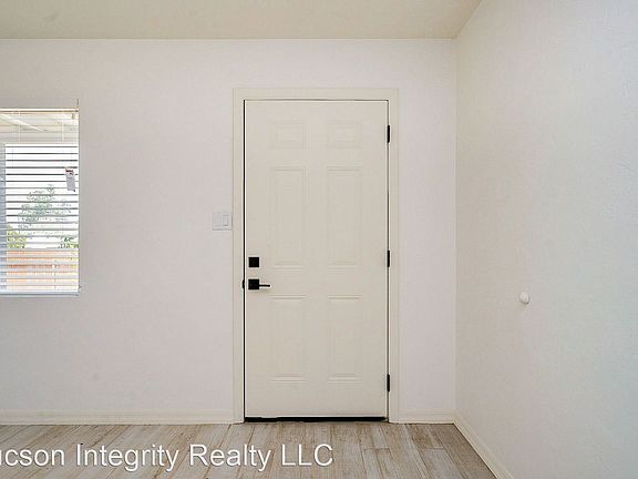 5th image of 1402 E Elm St #8128795