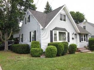 18 Elmira St, Hicksville, NY 11801