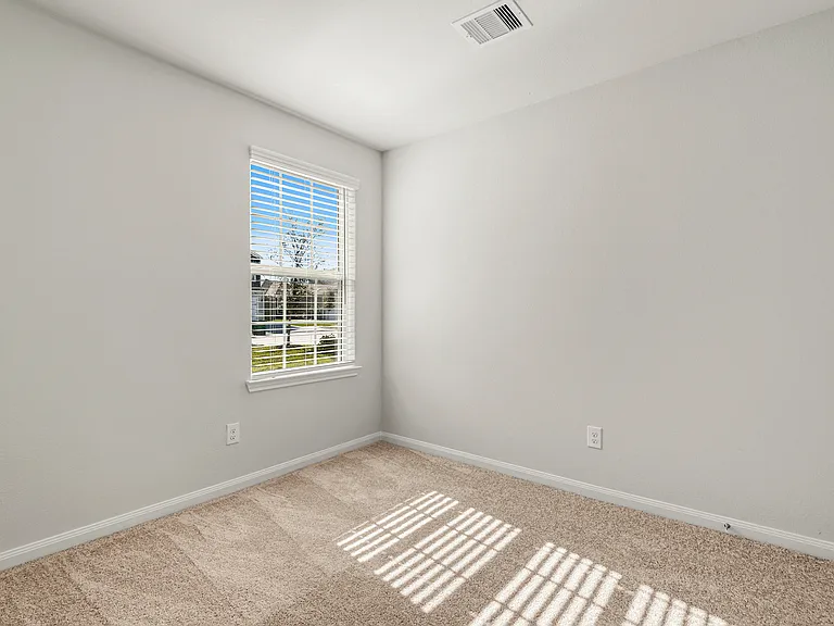 Secondary bedroom.