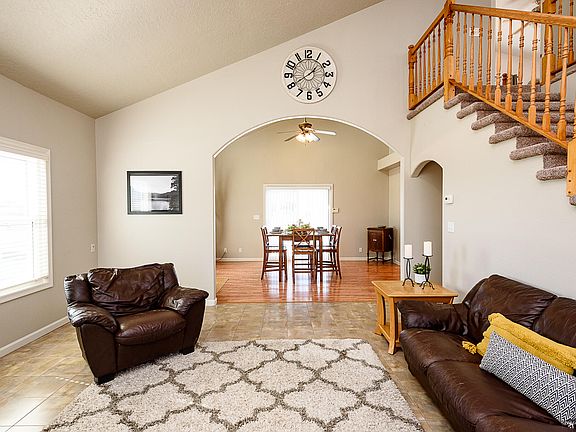 3rd image of 8 Blueberry Ln