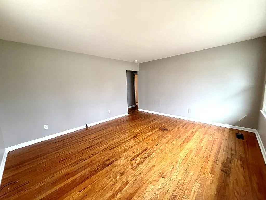 3 bed, 1.0 bath, 1036 sqft, $1,250 — Photo 3