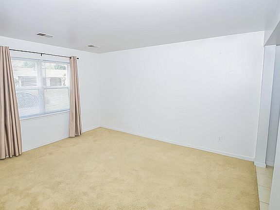 5th image of 2225 Yorktowne Dr