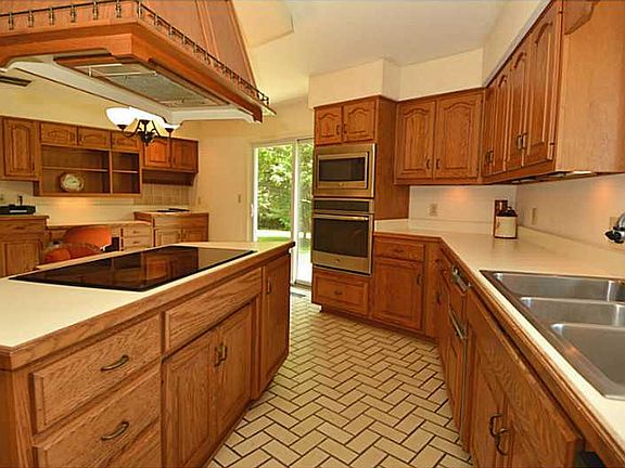 4th image of 587 Becker Ct