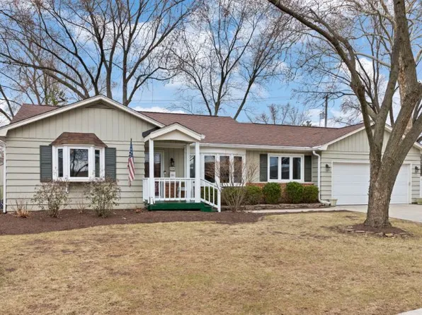 108 Triton Ln, Naperville, IL 60540