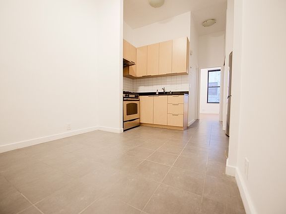 4th image of 181 E Broadway #1PM