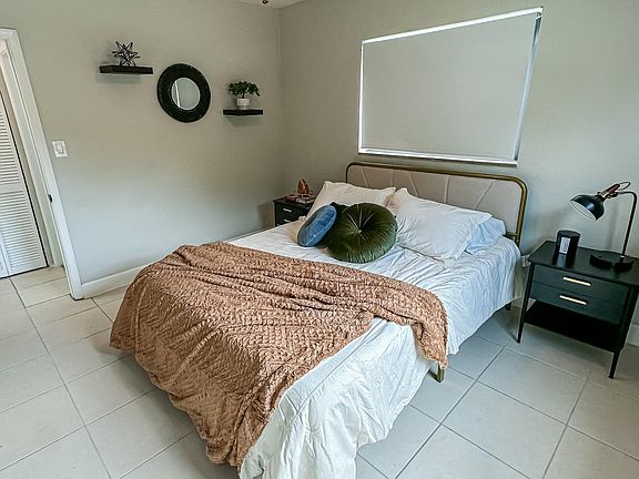 Secondary room with Queen bed