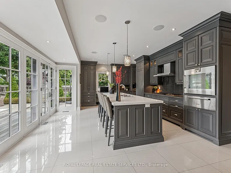 335 Lakeshore Rd W — Photo 17