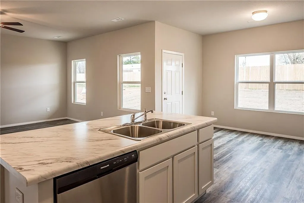 425 Mayflower Avenue - 1 — Photo 2