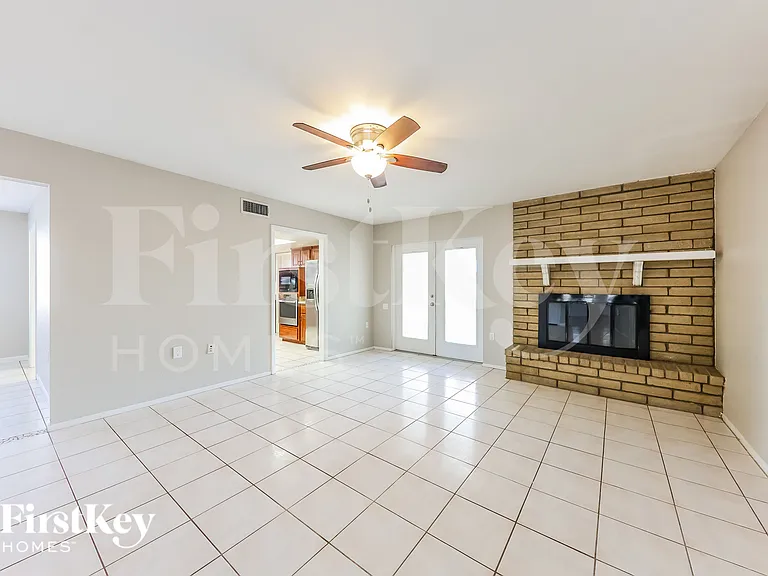 4826 W Paradise Ln — Photo 2
