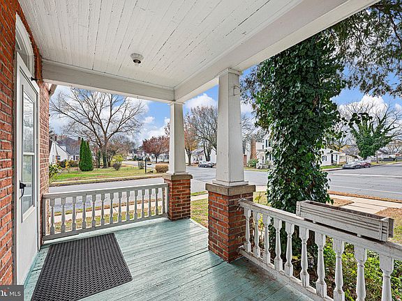 5th image of 401 N Governors Ave