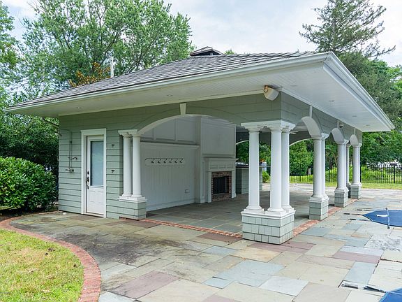 3rd image of 28 Carriage House Ln