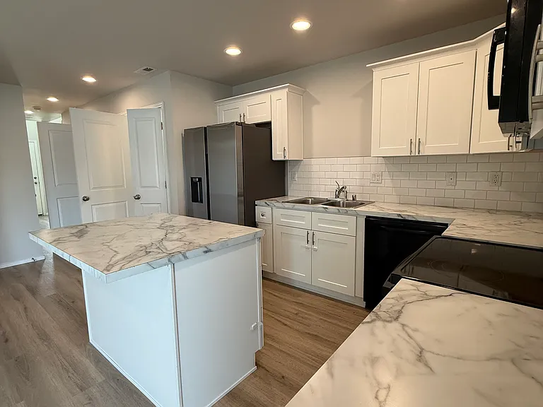 328 W 6th St — Photo 2