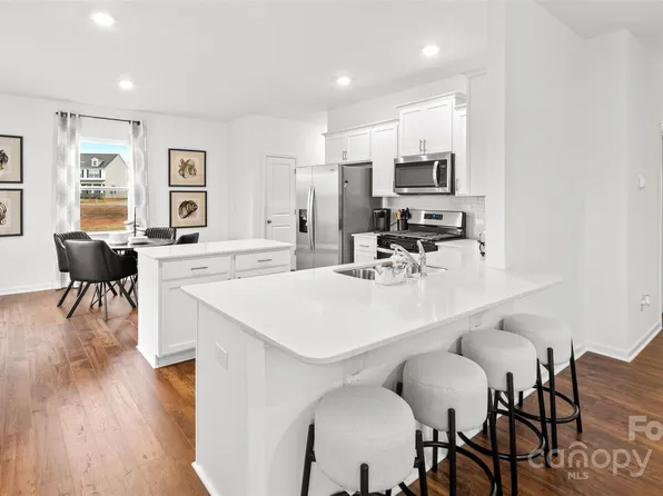 147 Ashelyn Park Dr, Fletcher, NC 28732