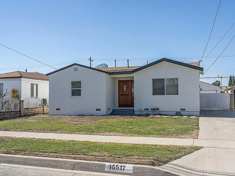 15517 Thornlake Ave — Photo 18