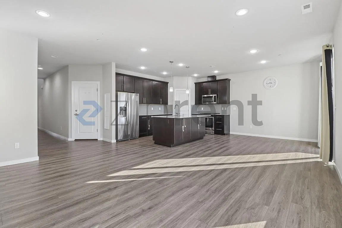 4 bed, 2.5 bath, 1850 sqft, $3,250 — Photo 4