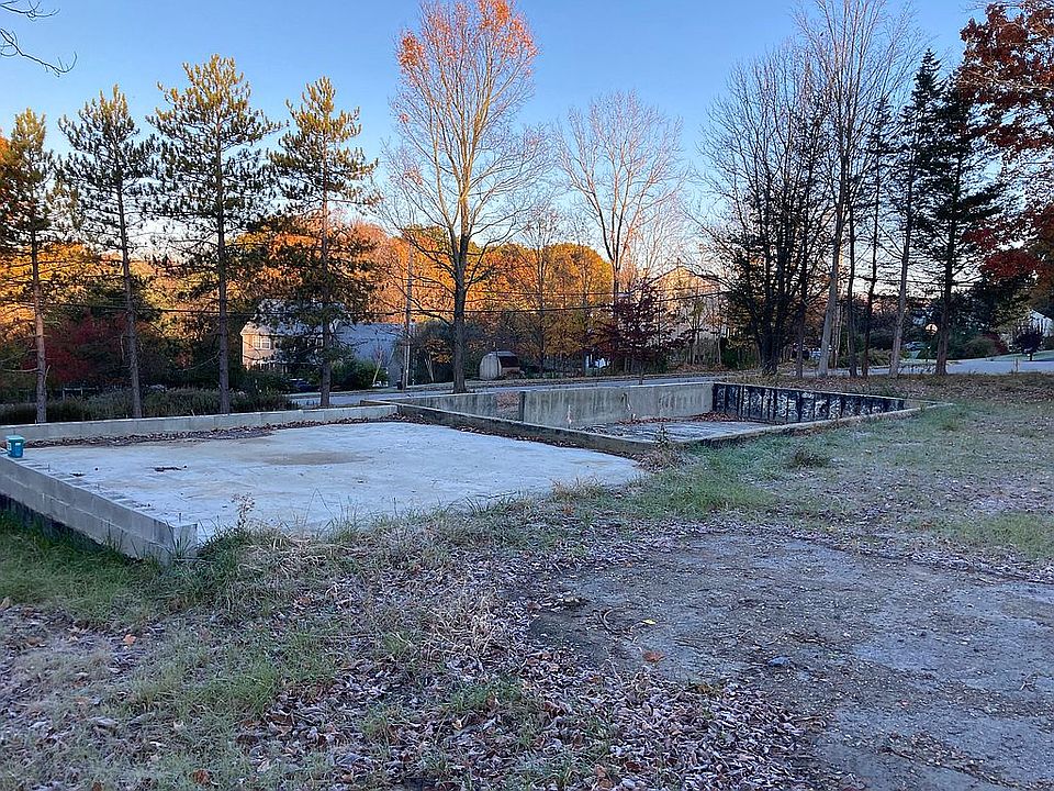 1st image of 2 Stillwater Ln
