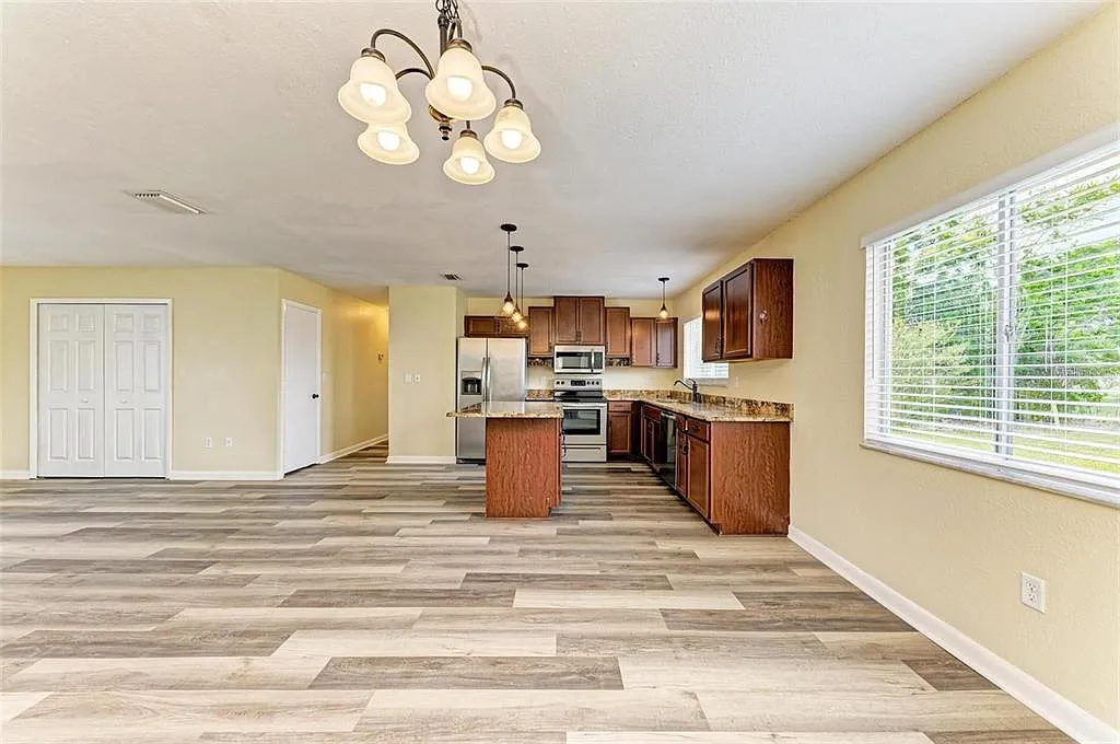 3 bed, 2.0 bath, 1343 sqft, $1,800 — Photo 4