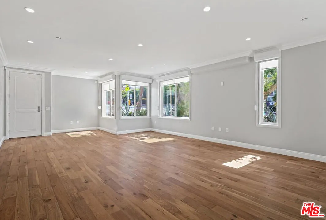 Building Photo - 1283 Havenhurst Dr #101