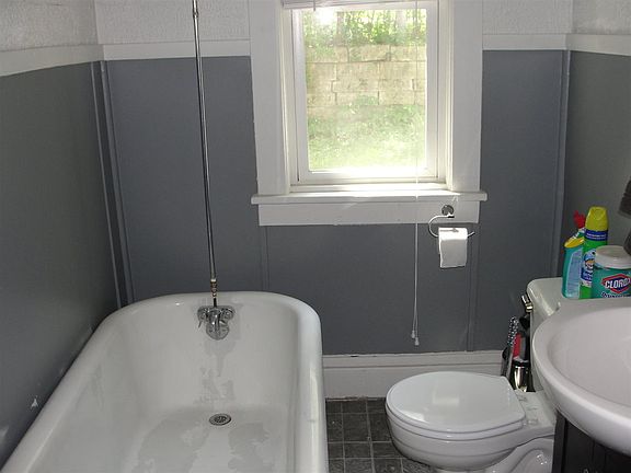 3rd image of 651-653 Caledonia Pl