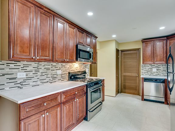 4th image of 863 Colony Lake Dr