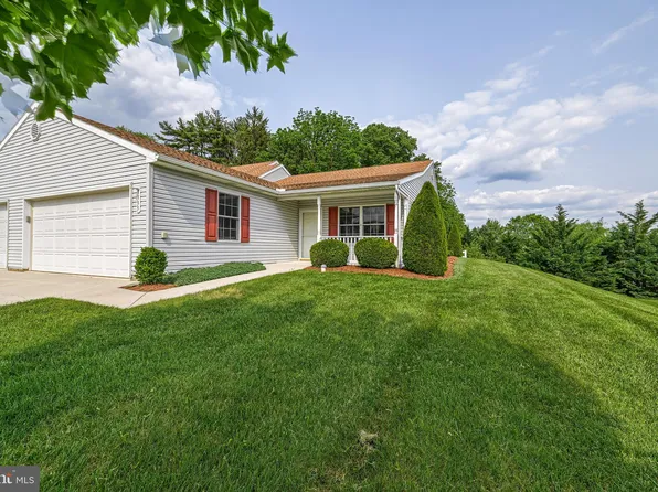 1333 Village Dr #33, Spring Grove, PA 17362